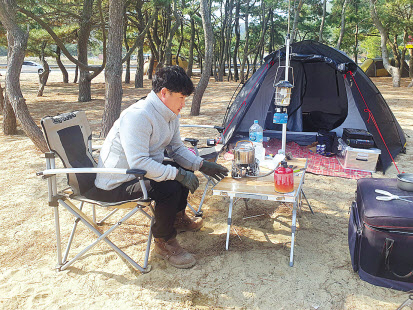 17일 경북 포항시 북구 흥해읍 칠포리에서 캠핑 중인 서영민 씨가 물을 끓이고 있다. [연합]