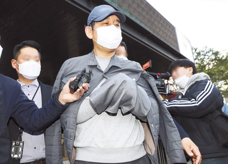 5개월간의 도피행각 끝에 붙잡힌 라임사태 핵심인물 김봉현 스타모빌리티 회장이 경기남부지방경찰청 지능범죄수사대에서 조사를 받기 위해 24일 오전 경기도 수원남부경찰서 유치장에서 나오고 있다. [연합]
