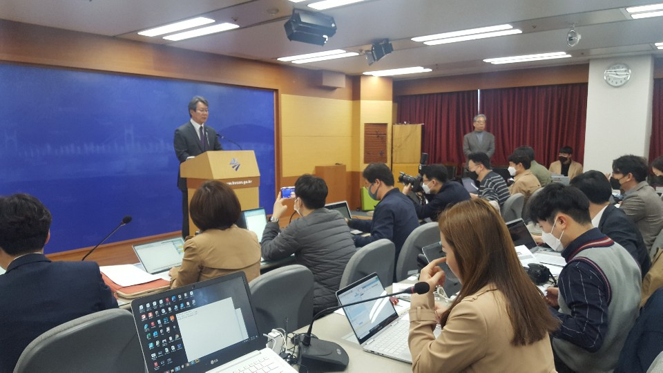 변성완 부산시장 권한대행이 24일 오전 향후 부산시정 운영에 대한 입장을 밝히고 있다. 윤정희 기자/cgnhee@heraldcorp.com