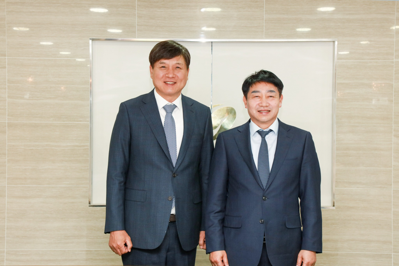 무학 최재호 회장과 박희옥 부산식약청장이 함께 기념촬영을 했다.