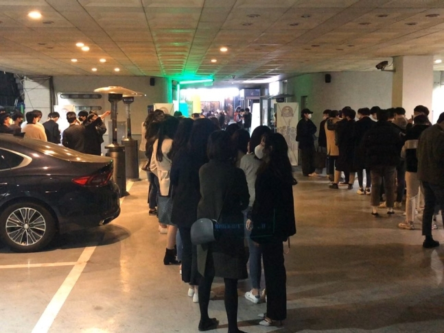 지난 10일 오후 늦게 서울 마포구 지하철 홍대입구역 인근 ‘헌팅포차’를 찾은 손님들이 줄을 선 채 입장을 기다리고 있다. 당시에는 고강도의 ‘사회적 거리두기’ 캠페인이 진행됐다. ‘거리두기’의 강도가 완화된 이번주에는 더 많은 사람이 헌팅포차 같은 밀집시설을 방문했을 것으로 예상된다. [연합]
