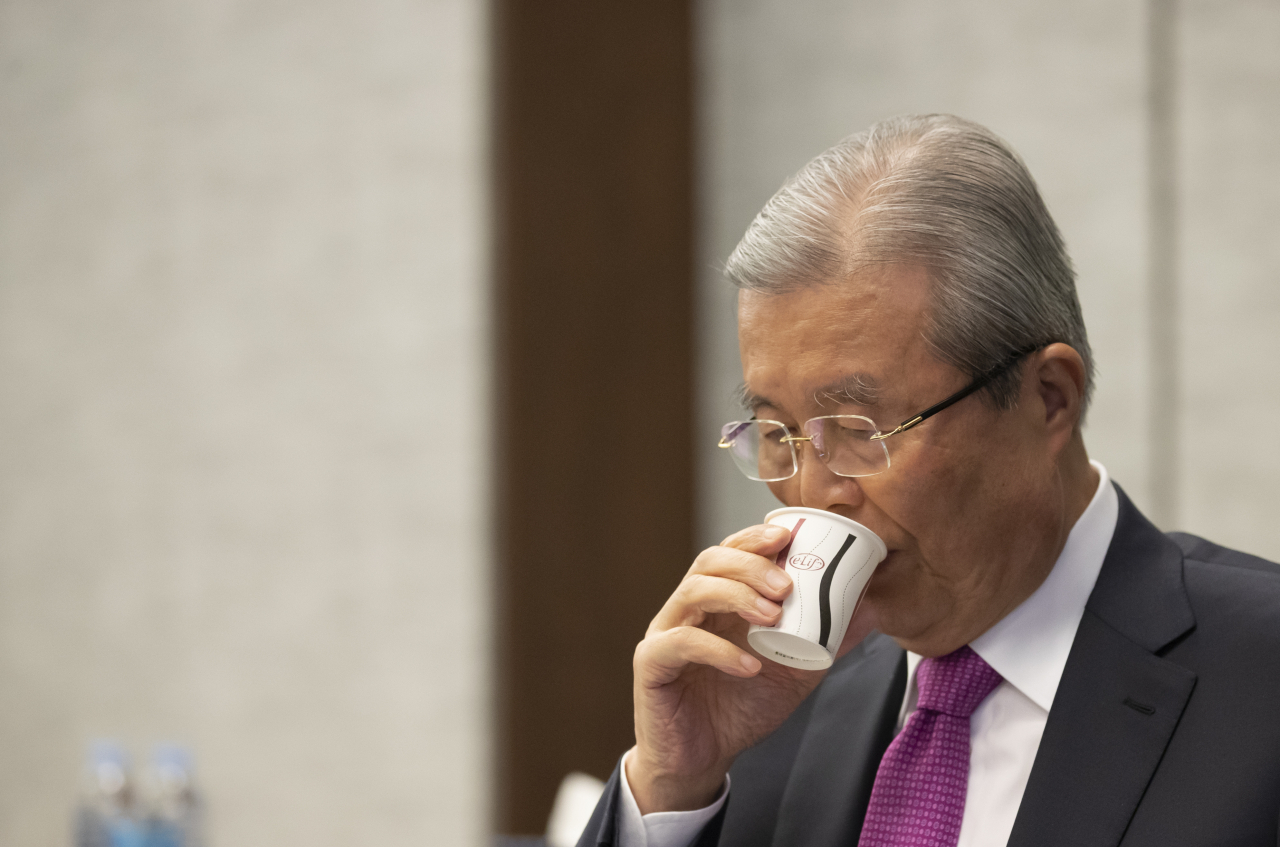 24일 오후 서울 은행회관에서 열린 ‘21대 국회, 어떻게 해야 하나 정치토론회’에서 김종인 대한발전전략연구원 이사장이 물을 마시고 있다. [연합]