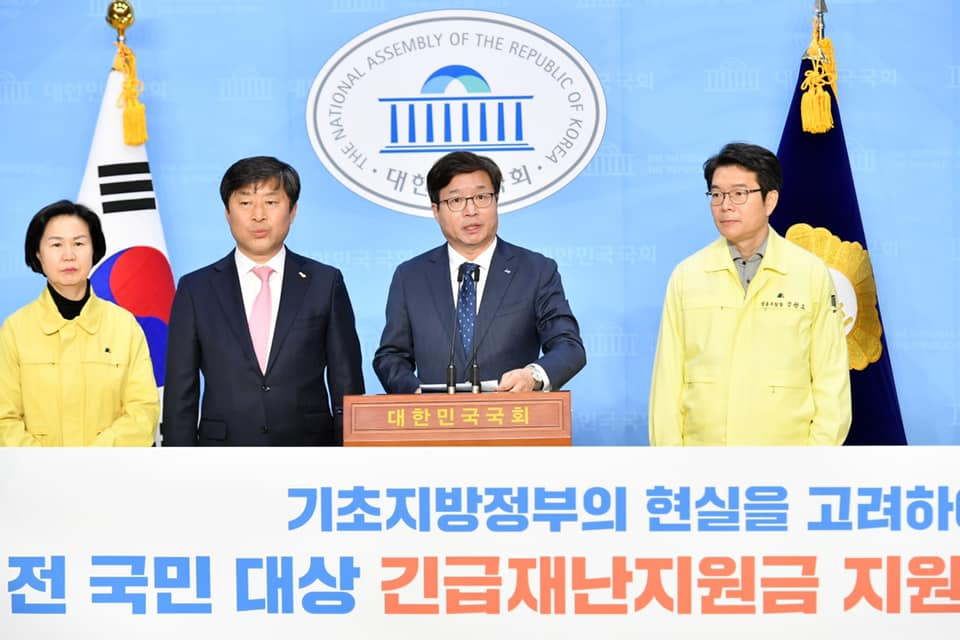 염태영 수원시장은 기자회견을 열고 긴급재난지원금을 전국민 대상으로 즉각 실시할 것을 촉구했다. [염태영시장 SNS 캡처.]
