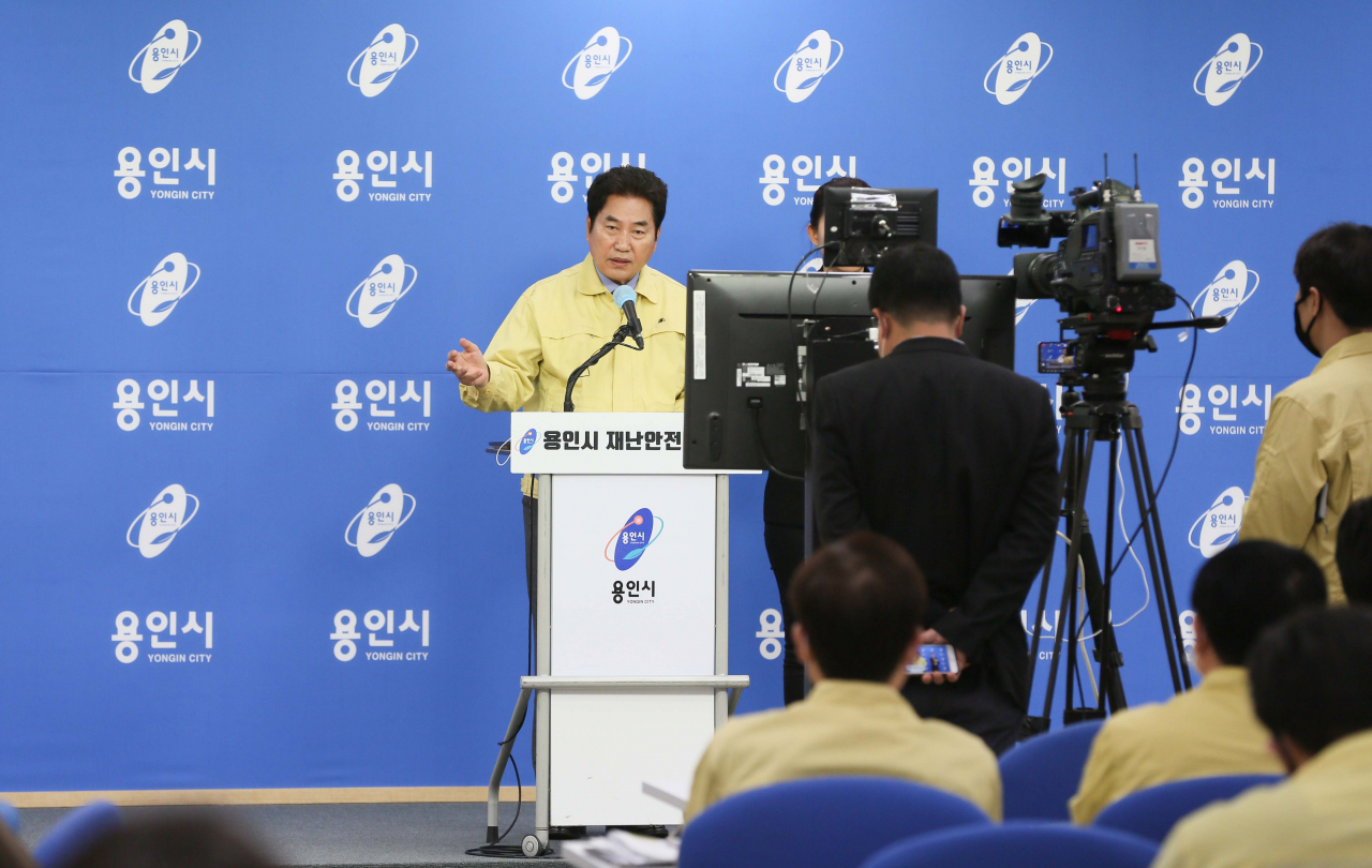 라이브 방송을 통해 시민들과 실시간 소통하고 있는 백군기 시장. [용인시 제공]