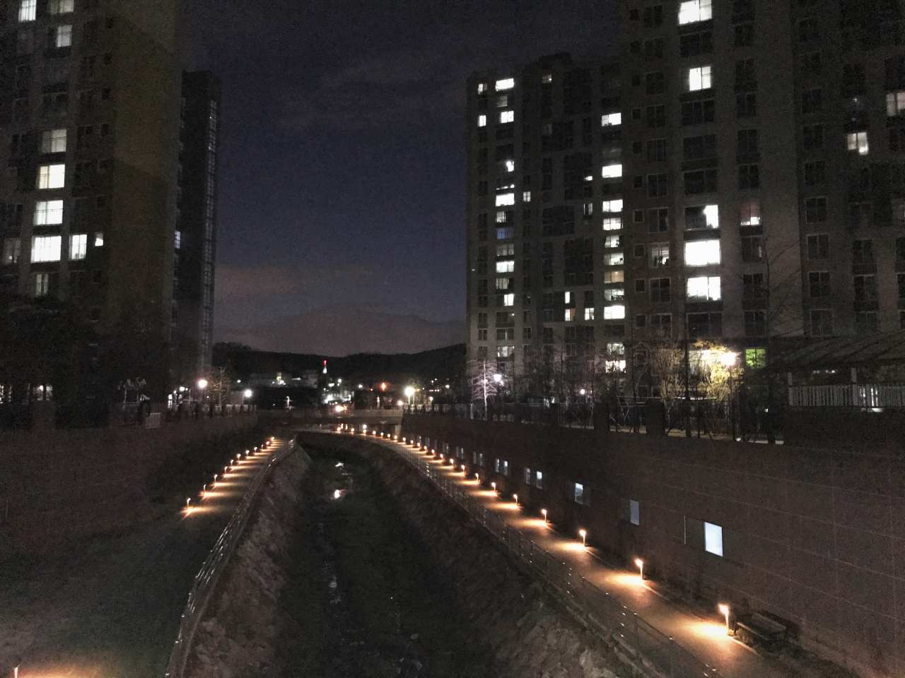 용인 처인구가 능막천 제방에 조명설비를 설치했다. [용인시 제공]