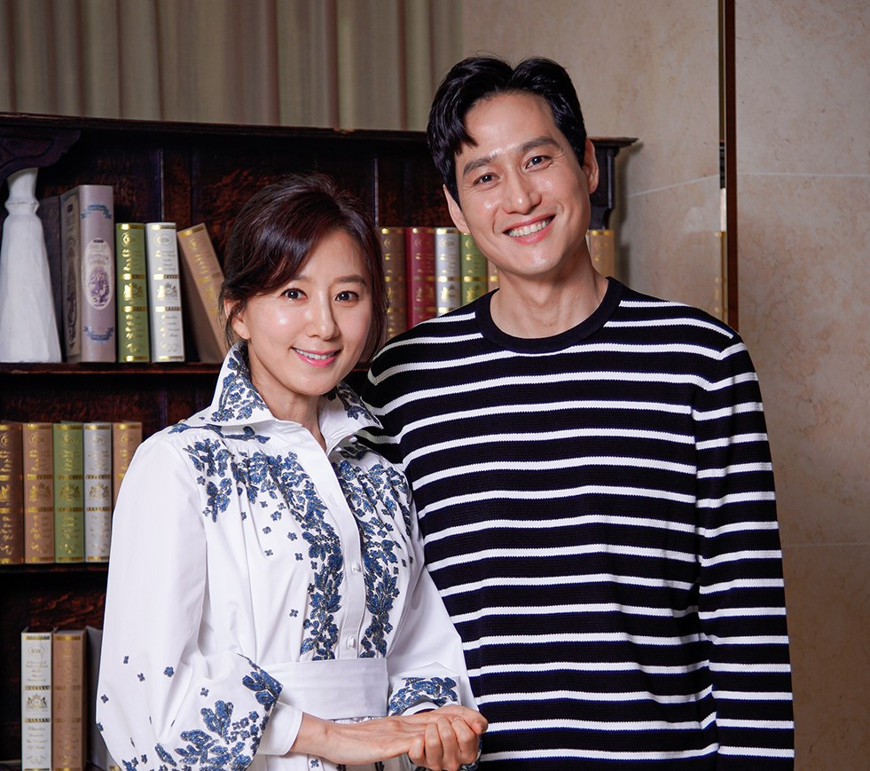 Actors Kim Hee-ae (left) and Park Hae-joon pose for picture ahead of "The World of the Married" press conference on Friday. (JTBC)