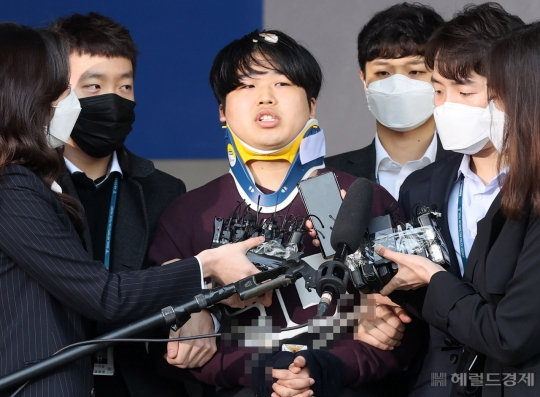 미성년자 성 착취물 공유방인 ‘박사방’ 운영자 조주빈. 지난달 25일 오전 서울 종로경찰서에서 검찰에 송치될 당시 모습. 이상섭 기자/babtong@heraldcorp.com