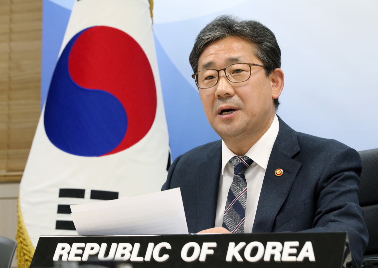 화상회의에서 박양우 장관이 발표하는 모습