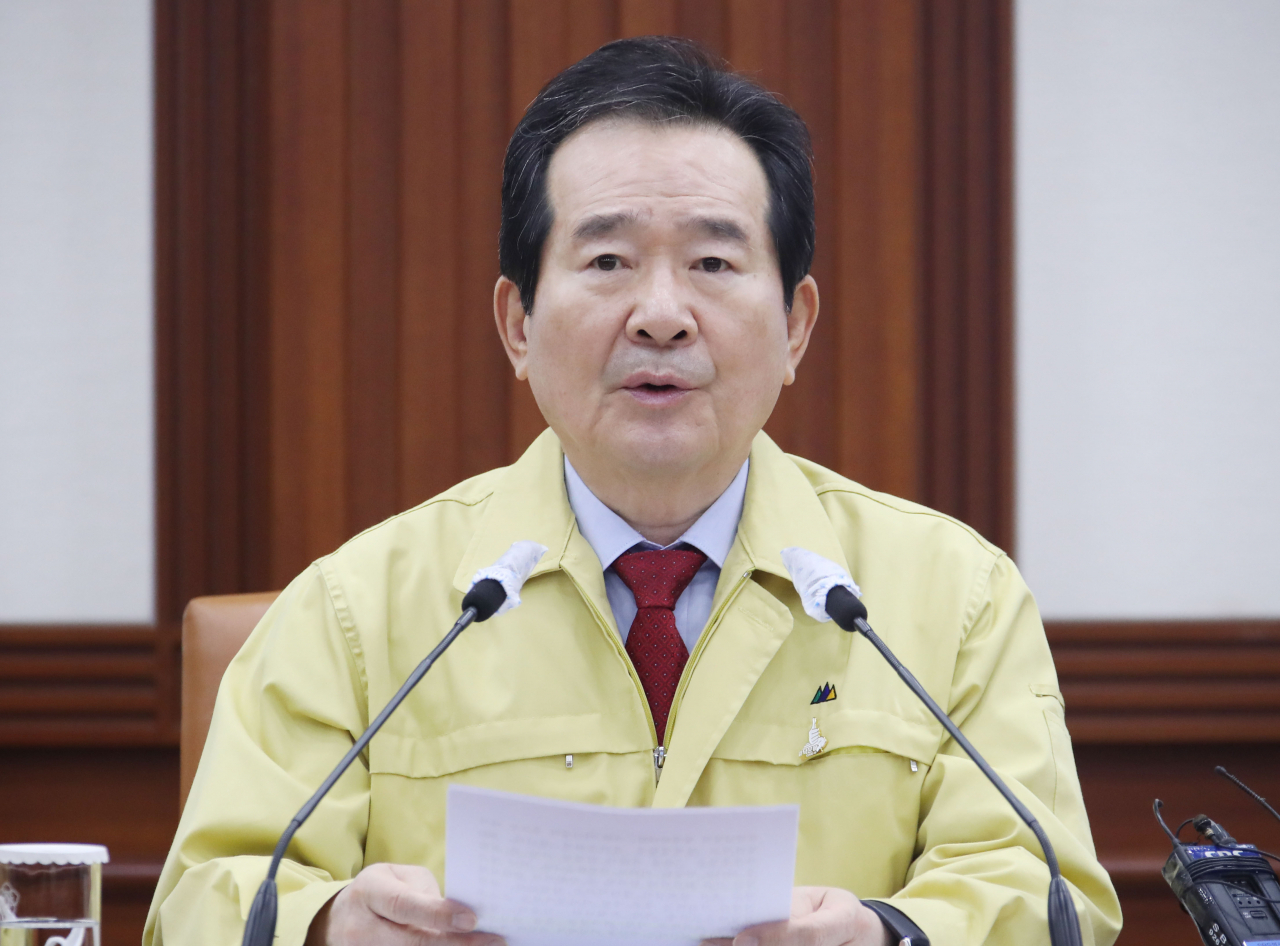 정세균 국무총리가 25일 오전 정부서울청사에서 열린 코로나19 대응 중앙재난안전대책본부 회의를 주재하며 발언하고 있다. [연합뉴스]