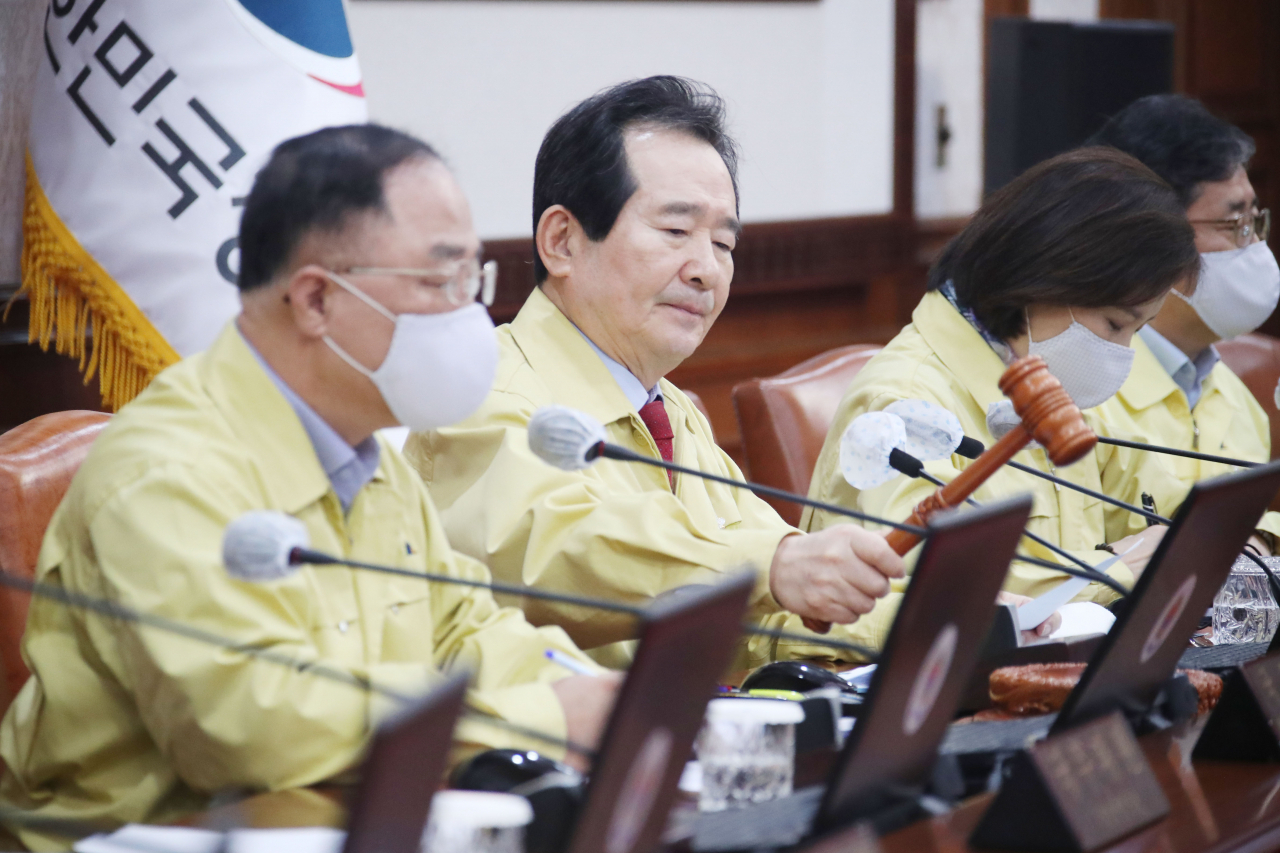 정세균 국무총리가 25일 오전 정부서울청사에서 열린 임시 국무회의를 개회하고 있다. 연합뉴스