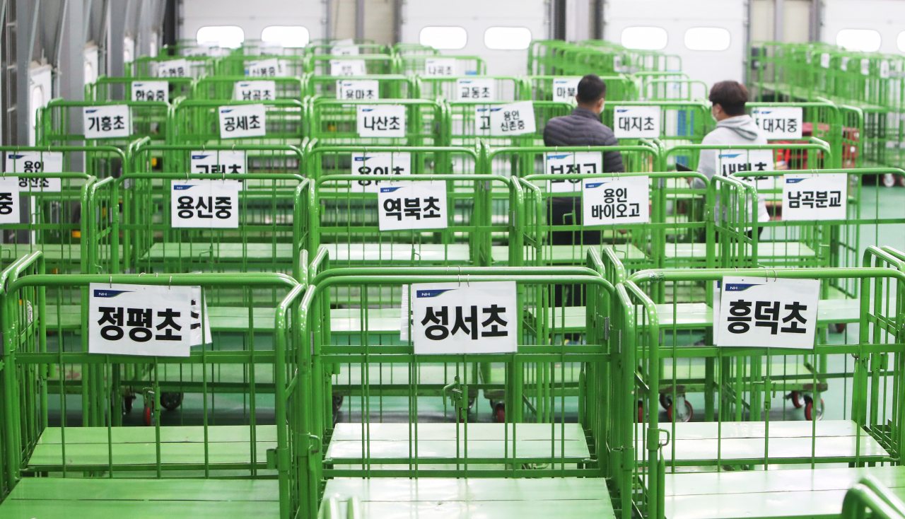 신종 코로나바이러스 감염증(코로나19) 여파로 인한 초·중·고교 개학 연기로 학교 급식이 중단되며 친환경 급식 계약재배 농가들의 어려움이 커지자 당정이 식재료 예산 6000억원 가량을 활용해 학생들 가정에 채소·과일을 지원하는 사업을 추진한다. 지난 3월 17일 오후 경기도 용인시 처인구 용인시농협학교급식지원센터 운반 카트가 텅 비어 있다. [연합뉴스]