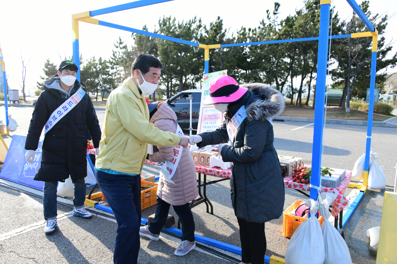 윤화섭 안산시장은 대부도 시화나래휴게소에서 열린 착한소비행사에 참석했다. [안산시 제공]