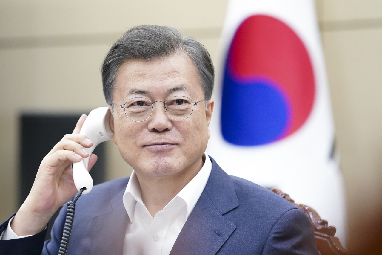 문재인 대통령이 24일 오후 청와대 여민관에서 시릴 라마포사 남아프리카공화국 대통령과 전화 통화하고 있다. [연합뉴스]