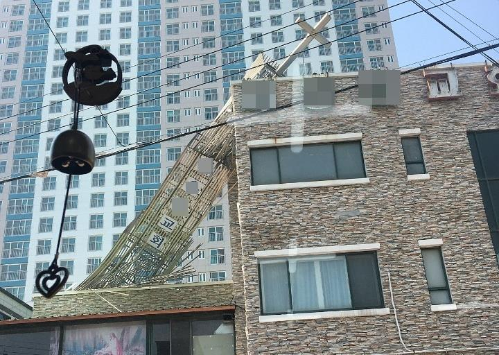 25일 강풍에 쓰러진 경남 양산시 덕계동 모 교회 첨탑. [독자 제공, 연합뉴스]