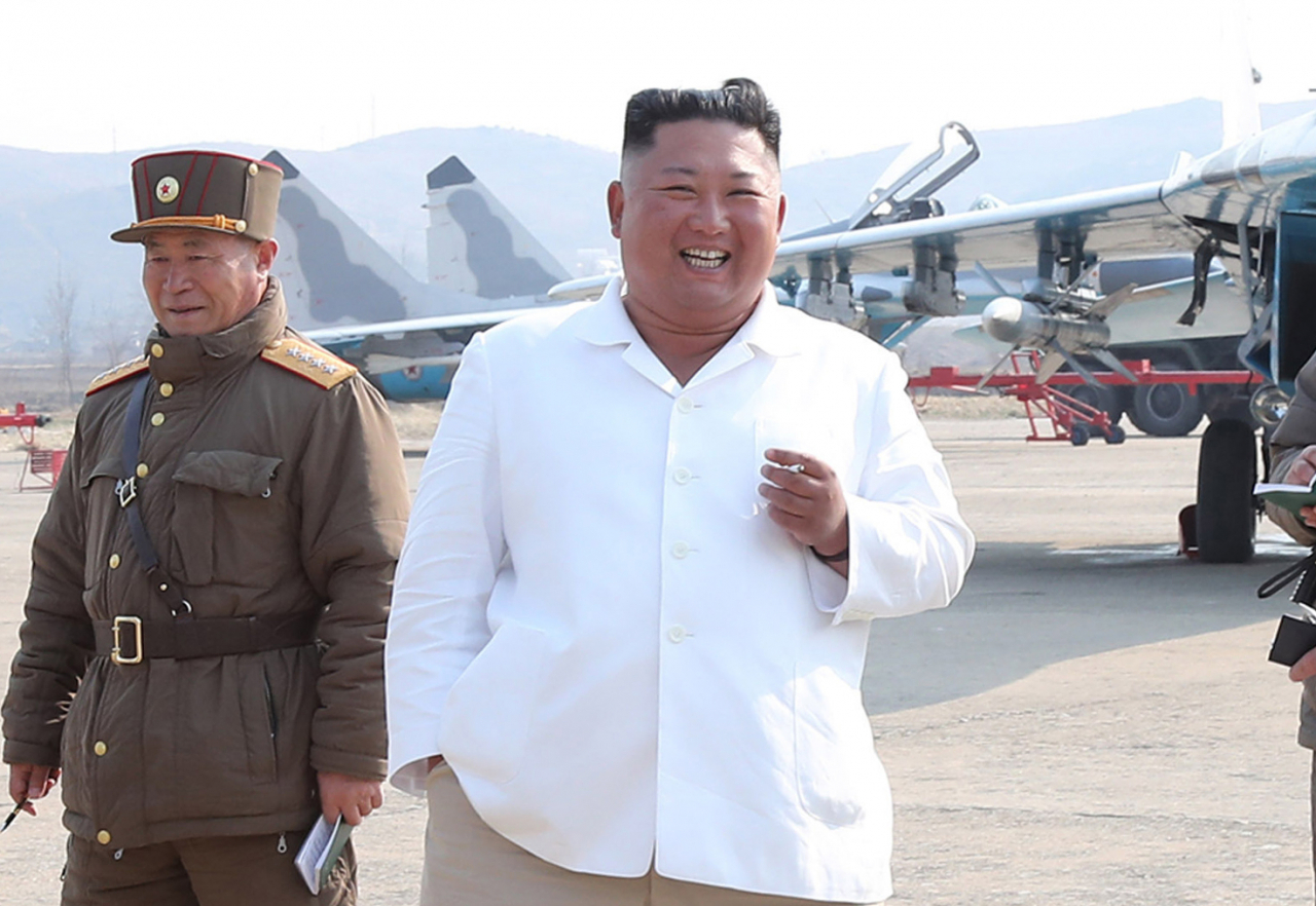 사진은 지난 12일 보도된 김정은 위원장의 서부지구 항공 및 반항공사단 관하 추격습격기연대 시찰 모습.[연합]