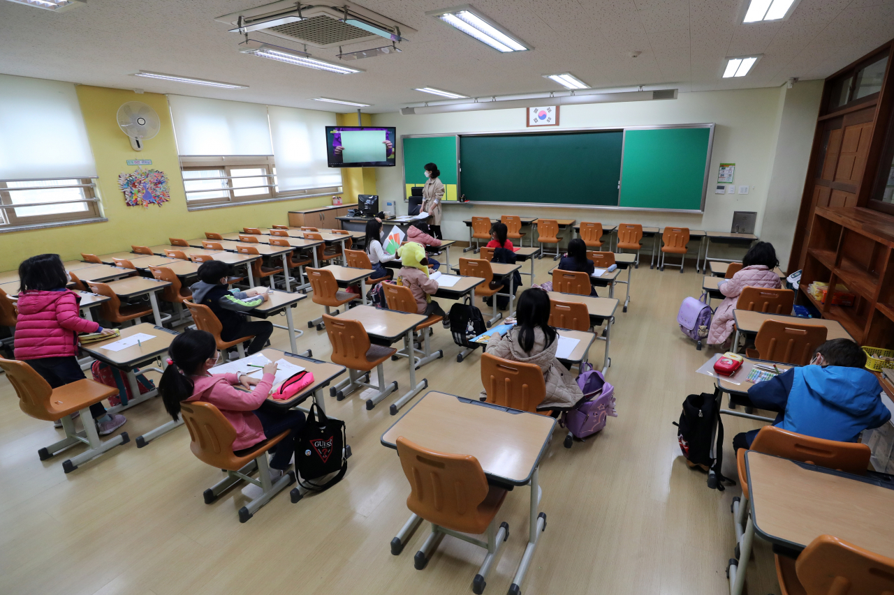 초등학교 1&sim;3학년생들의 온라인 개학이 시작된 20일 오전 경기 수원시의 한 초등학교에서 긴급돌봄 서비스를 신청한 1학년 학생들이 교실에 나와 EBS 방송을 보고 있다. 연합뉴스