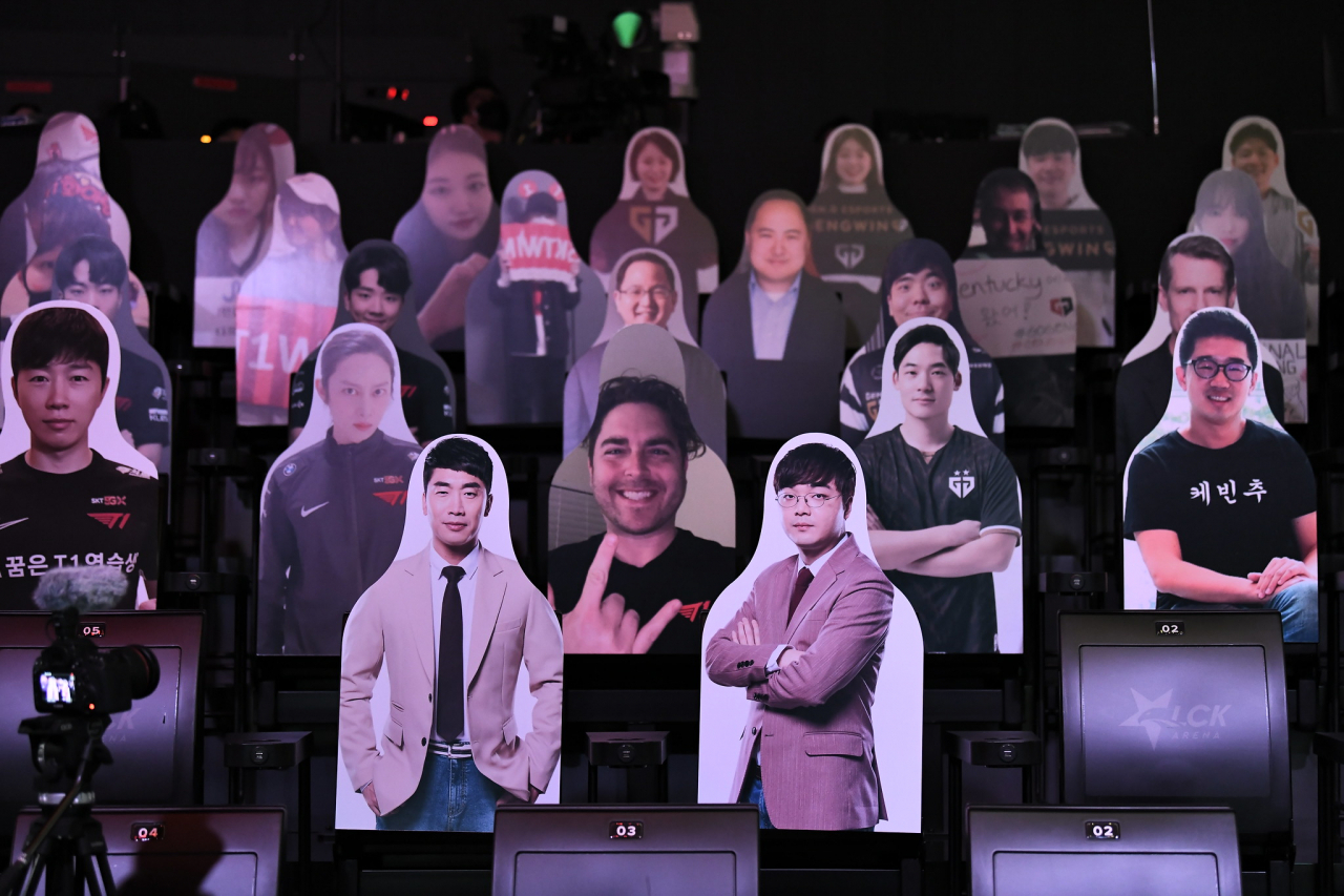 25일 서울 종로구 그랑서울에 위치한 ‘LoL 파크’에서 열린 ‘T1’과 ‘젠지’간 2020 LCK 결승 경기에서 경기장 좌석에 배치된 약 120여장에 달하는 입간판형 ‘아바타 응원단’의 모습