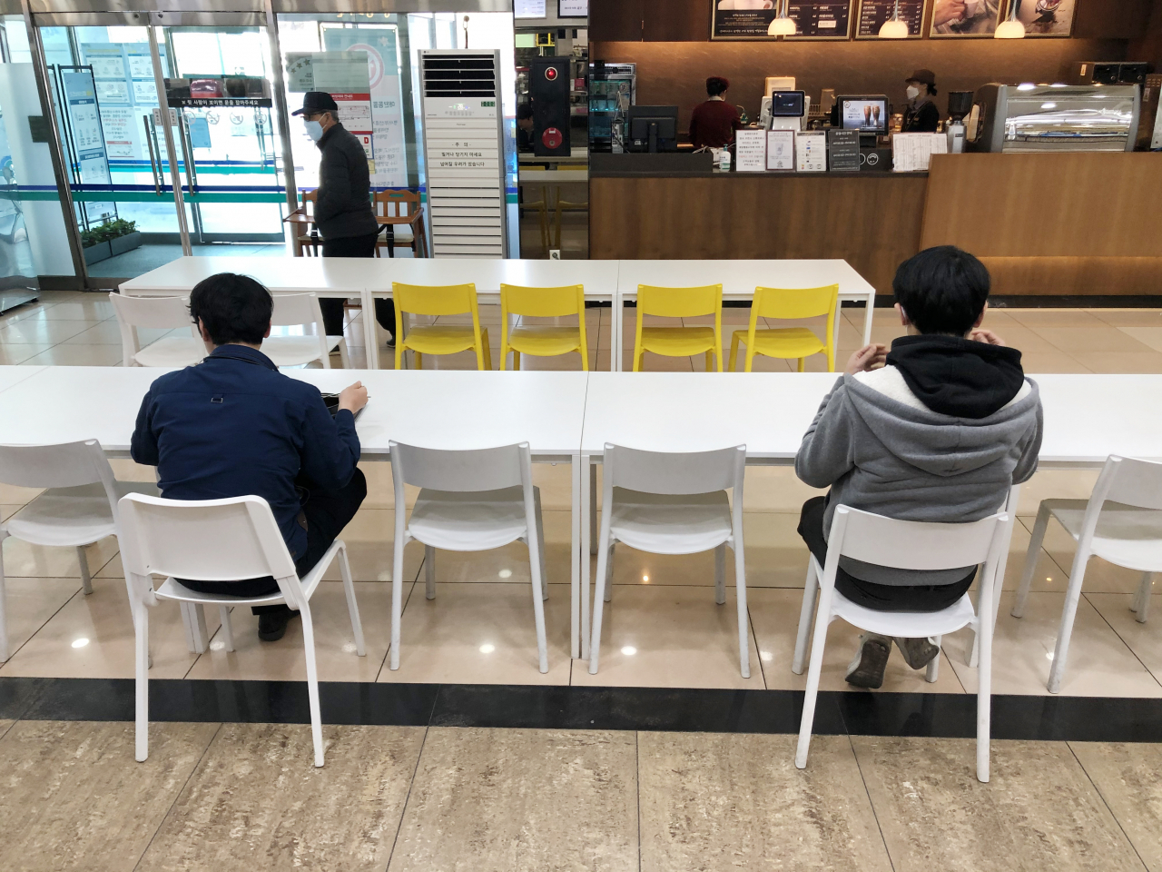 경부고속도로 부산 방향 평사휴게소의 식당 테이블이 신종 코로나바이러스 감염증(코로나19) 확산방지를 위해 한쪽 의자를 치운 비대면 방식으로 배치돼있다. [연합]