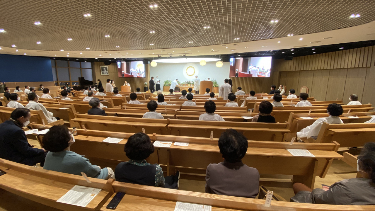 법회 재개한 한강 교당. 완화된 사회적 거리두기에 따라 띄엄띄엄 앉아 법회를 진행했다.
