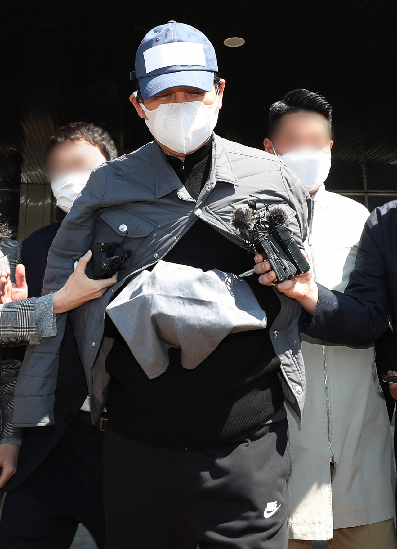 1조6천억원대 피해액이 발생한 라임자산운용 사태의 전주(錢主)이자 정관계 로비의 핵심 인물로 지목된 김봉현 스타모빌리티 회장이 수원여객의 회삿돈 241억원을 빼돌린 혐의(특정경제범죄가중처벌법상 횡령)로 구속 전 피의자 심문(영장실질심사)을 받기 위해 26일 오후 경기도 수원남부경찰서 유치장에서 나오고 있다. 경찰은 김 회장에 대한 수원여객 횡령 혐의 고소장이 경찰에 접수된 만큼 김 회장에 대한 조사를 마무리한 뒤 검찰에 송치할 예정이다. 이후 라임 사태를 수사하는 서울남부지검이 그를 넘겨받아 라임 사태와 관련한 조사를 이어간다. 연합뉴스