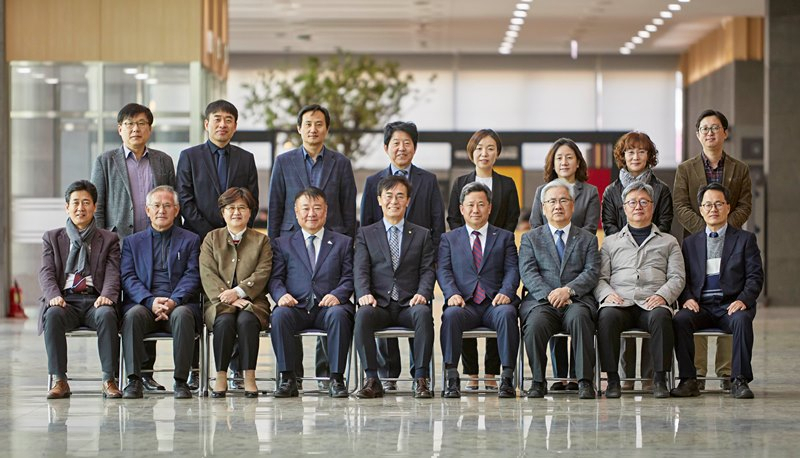 도시재생 전문인력 양성사업을 맡은 김경배 인하대 건축학부 교수와 신수봉 부총장, 황원섭 대학원장, 홍경선 인천항만공사 부사장, 조명우 인하대 총장, 박인서 인천광역시 균형발전부시장, 원혜욱 인하대 부총장, 인하대 김천권 명예교수, 청운대 장동민교수가 기념촬영을 하고 있다.〈사진 왼쪽부터〉