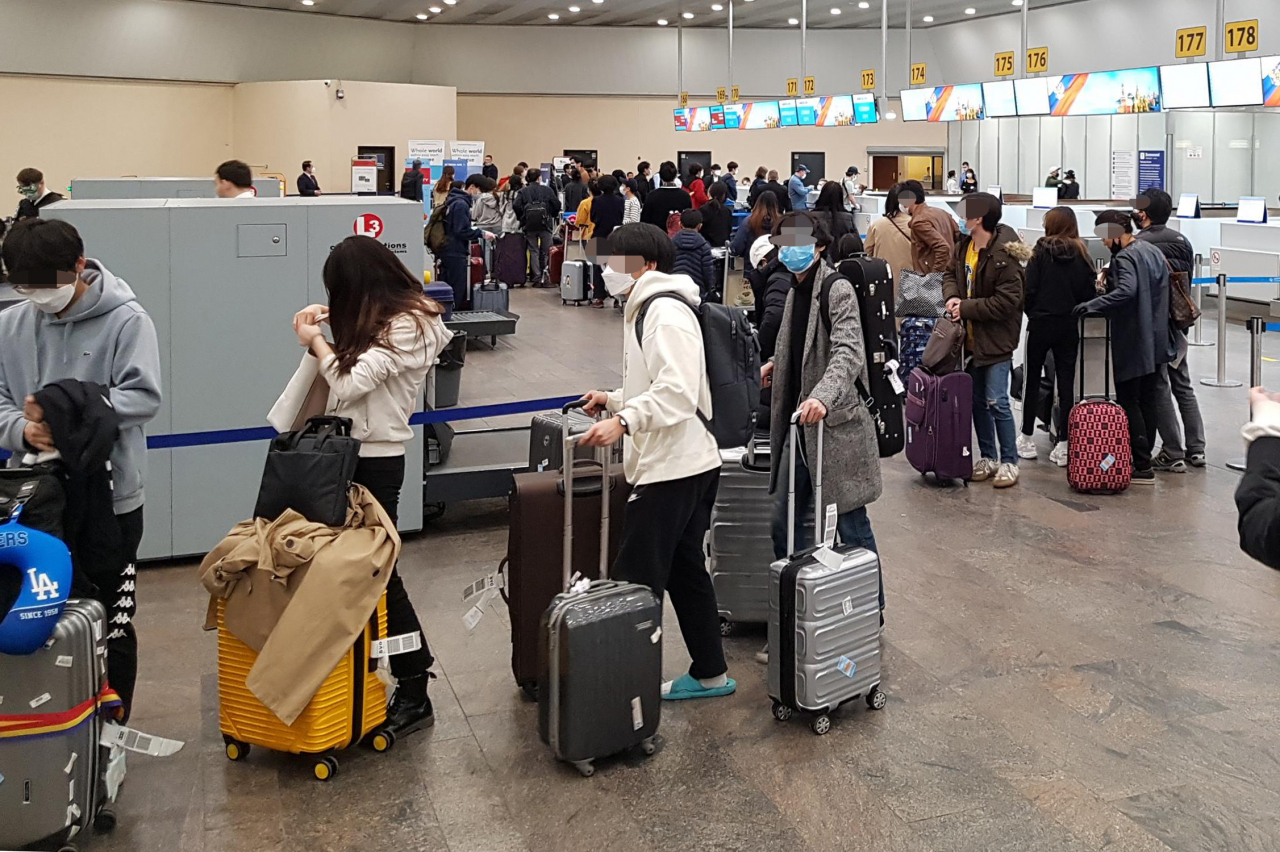 신종 코로나바이러스 감염증(코로나19) 확산에 따른 제한 조처로 러시아에 발이 묶였던 한국 교민 등 251명이 25일(현지시간) 모스크바에서 특별 항공편으로 귀국길에 올랐다. 앞서 이달 7일 교민 261명을 서울로 데려온 첫 번째 특별 항공편에 뒤이은 두 번째 임시 항공편 운항이다. 러시아 주재 한국대사관과 한인회 등에 따르면 수도 모스크바와 제2 도시 상트페테르부르크 등에 체류하는 한국 기업 주재원 가족, 유학생 등이 이날 오후 7시 4분 모스크바 셰레메티예보 국제공항을 출발한 대한항공 KE924편을 타고 서울로 떠났다. 연합뉴스