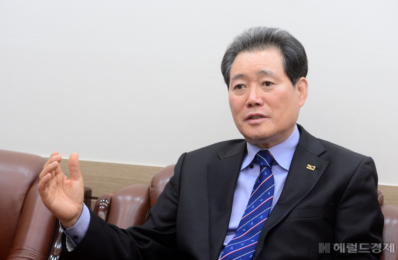 전갑길 신임 국기원 이사장이 개혁과 변화를 통해 과거의 영광을 재현하겠다고 포부를 밝히고 있다./ 이상섭 기자 babtong@heraldcorp.com