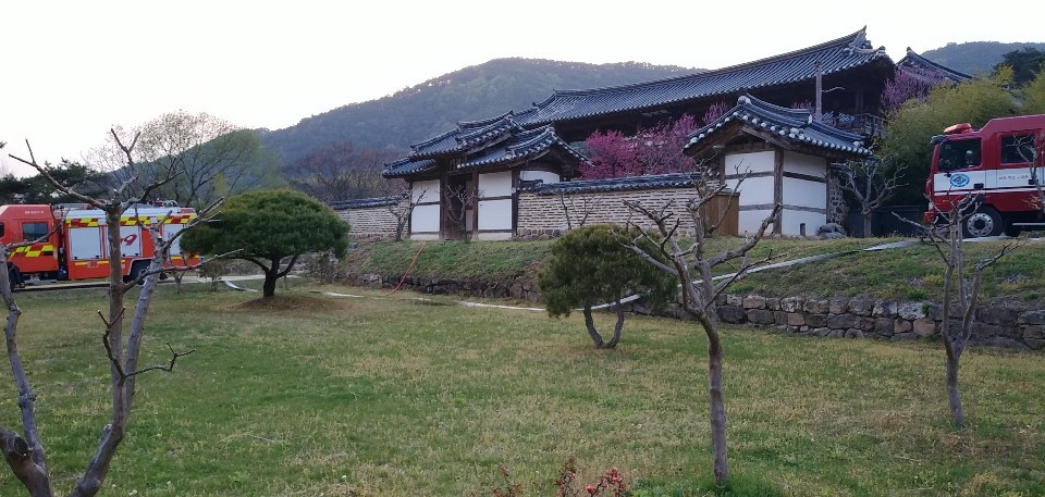 산불이 한창일 25~26일 병산서원에는 소방차등이 대기하고 있었다.