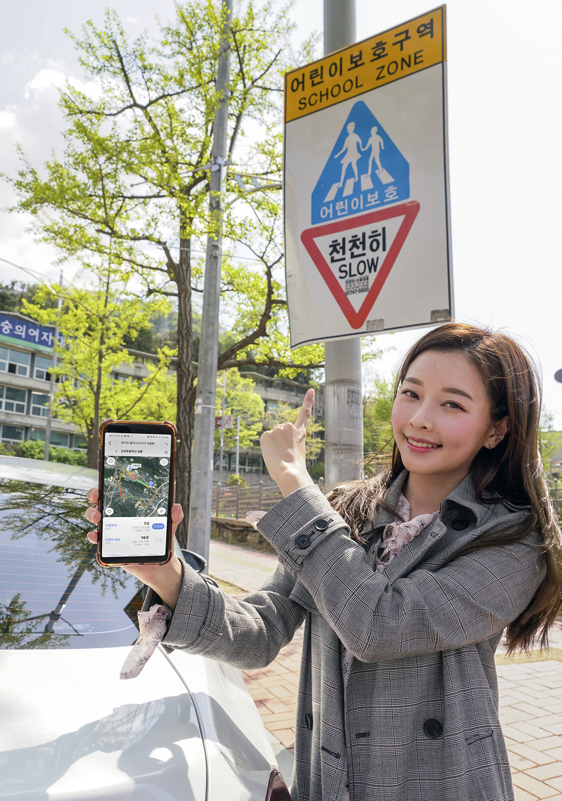 국민 내비 ‘T맵(T map)’이 신규기능 업데이트로 어린이 교통안전과 스쿨존 사고 예방에 앞장선다. 사진은 SKT모델이 ‘어린이 보호경로’를 이용하고 있는 모습. [SK텔레콤 제공]