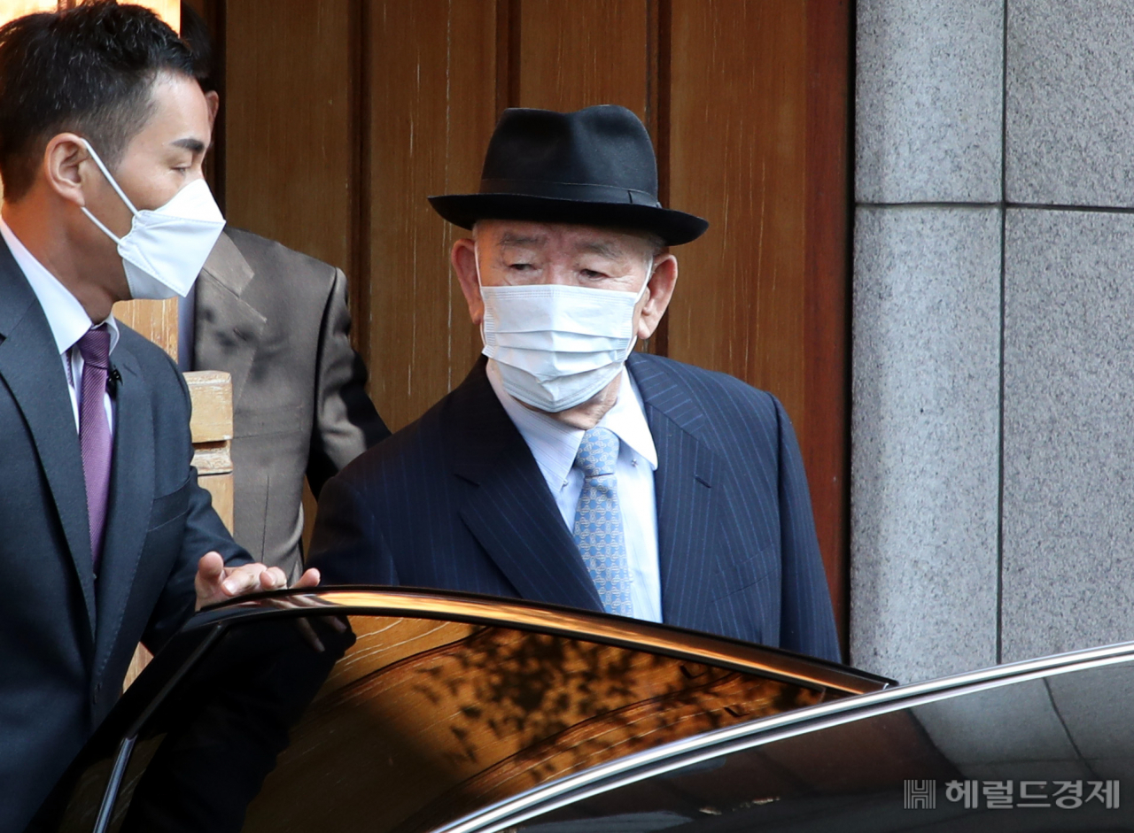 27일 오전 전두환 전 대통령이 서울 서대문구 연희동 자택을 나서고 있다. 전 전 대통령은 고 조비오 신부 명예훼손 혐의로 기소돼 광주지법에 출석한다. 박해묵 기자/mook@heraldcorp.com