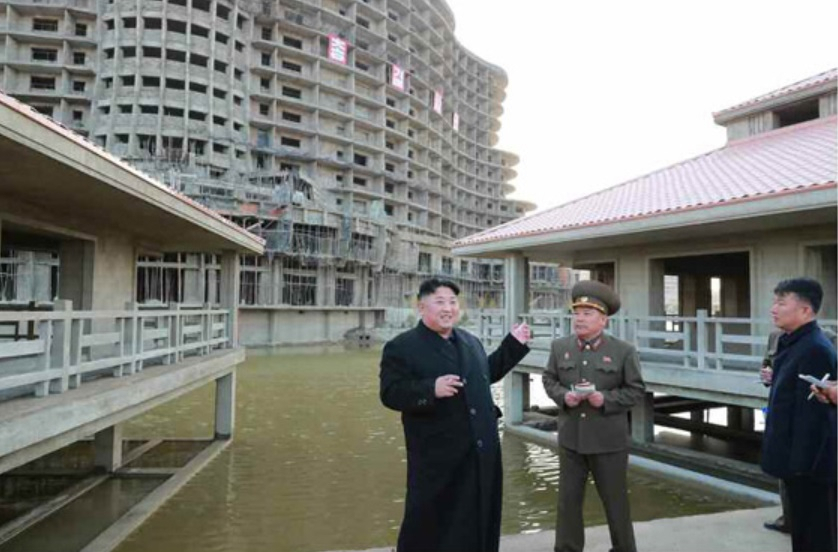 김정은 북한 국무위원장의 건강이상설이 불식되지 않고 있는 가운데 북한 관영매체들은 27일 김 위원장이 원산갈마해안관광지구 건설을 지원한 근로자들에게 감사를 전했다고 보도했다. 김 위원장이 작년 4월 원산갈마지구 건설현장을 현지지도하는 모습. [헤럴드DB]