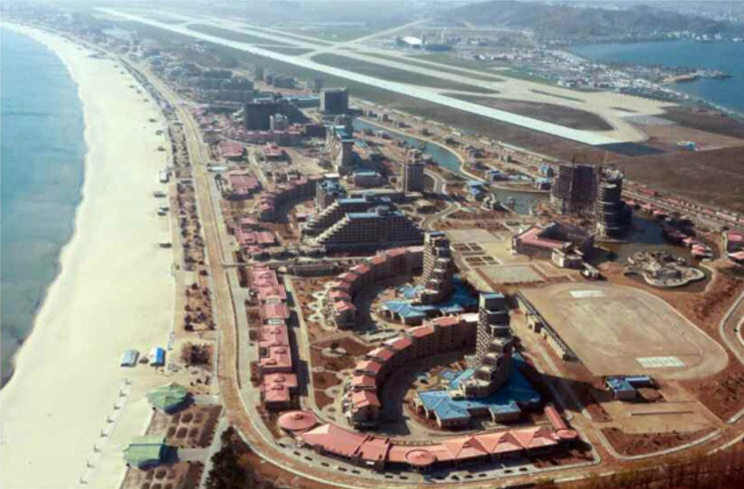 김정은 북한 국무위원장의 건강이상설이 불거진 가운데 북한 관영매체들은 27일 김 위원장이 원산갈마해안관광지구 건설 지원 근로자들에게 감사를 전했다고 보도했다. 북한이 작년 4월 공개한 원산갈마지구 모습. [헤럴드DB]
