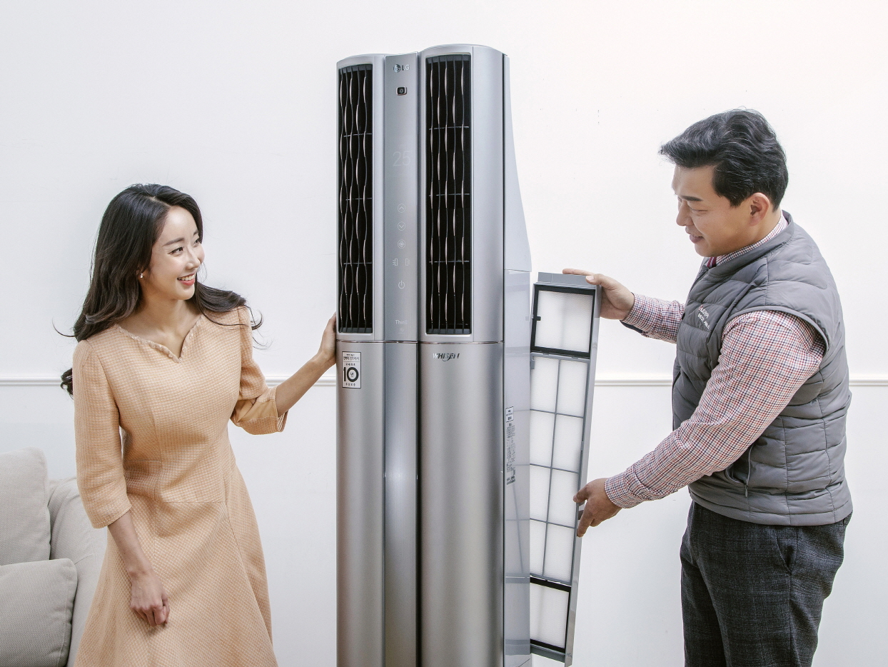 LG전자가 오는 6월19일까지 ‘LG 휘센 에어컨 사전점검 서비스’를 본격 진행한다. LG전자 서비스 엔지니어(오른쪽)가 LG 휘센 씽큐 에어컨을 점검하고 있다. [LG전자 제공]