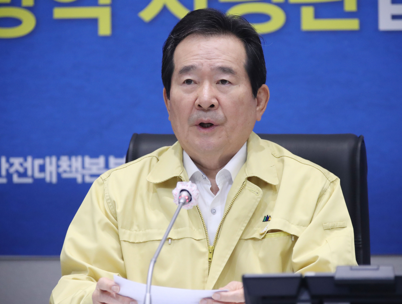 정세균 국무총리가 27일 오전 정부서울청사 중앙재난안전상황실 서울상황센터에서 열린 코로나19 대응 중앙재난안전대책본부 회의를 주재하며 발언하고 있다. [연합]