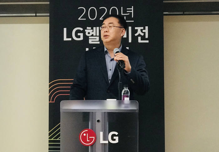 송구영 LG헬로비전 대표가 지난 1월 서울 상암동 드림타워에서 열린 시무식에서 임직원들에게 신년사를 발표하고 있다. [LG헬로 비전 제공]
