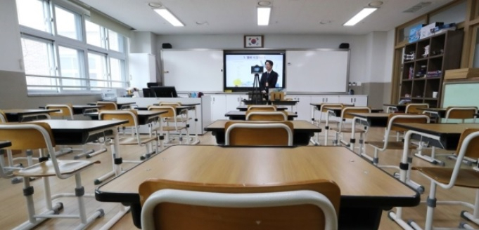 최근 세종시의 한 초등학교에서 교사가 온라인으로 학생들과 수업을 진행하고 있다. [연합]