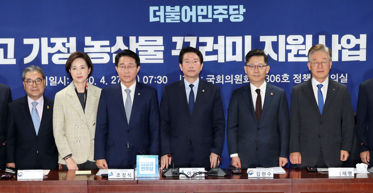 27일 오전 국회 의원회관에서 열린 초·중·고 가정 농산물 꾸러미 지원사업 당정협의에서 참석자들이 기념촬영을 하고 있다. 왼쪽부터 이재정 경기도교육감, 유은혜 사회부총리 겸 교육부 장관, 더불어민주당 조정식 정책위의장, 이인영 원내대표, 김현수 농림축산식품부 장관, 이재명 경기도지사. [연합]