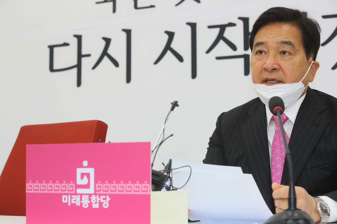 심재철 미래통합당 당 대표 권한대행이 지난 24일 국회에서 비공개 최고위원회의를 마친 뒤 '김종인 전 총괄선대위원장의 비대위원장 수락' 등에 대해 발표하고 있다. [연합]