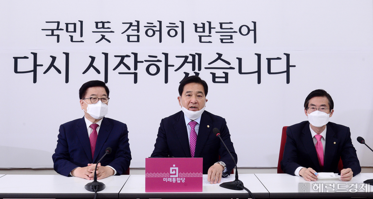 [헤럴드경제=이상섭 기자] 심재철 미래통합당 대표 권한대행 겸 원내대표가 27일 서울 여의도 국회에서 열린 미래통합당 최고위원회의에 참석한 후 브리핑을 하고 있다. babtong@heraldcorp.com