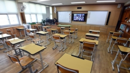 최근 서울의 한 초등학교에서 교사가 온라인 수업을 진행하고 있다. [연합]
