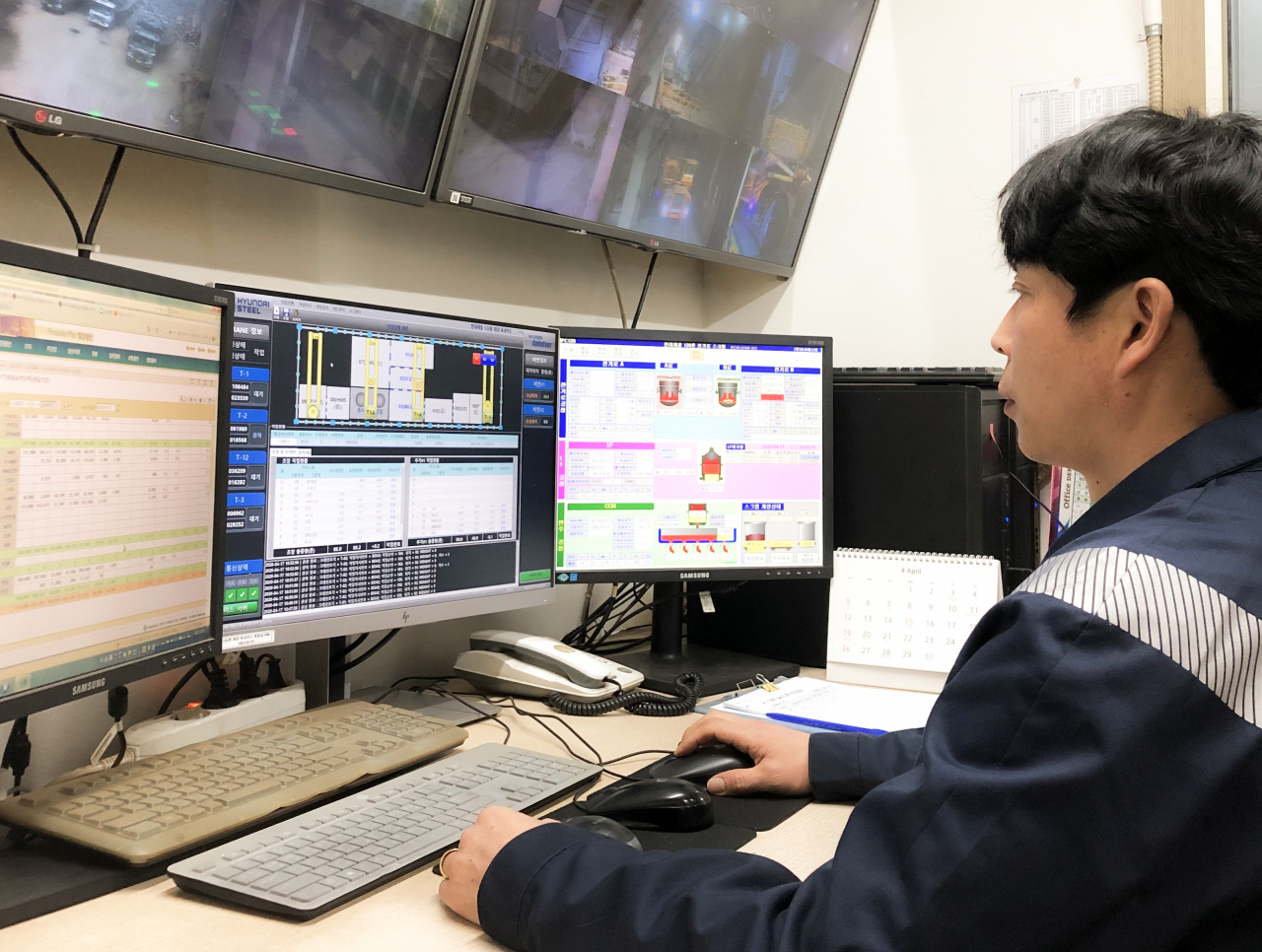 인천공장 120톤 전기로 운전실에서 전자맵 데이터를 분석중이다. [현대제철 제공]