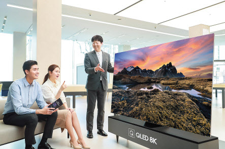 판매 상담사가 삼성디지털프라자 삼성대치점에서 2020년형 삼성 QLED TV를 소개하고 있다. [삼성전자 제공]