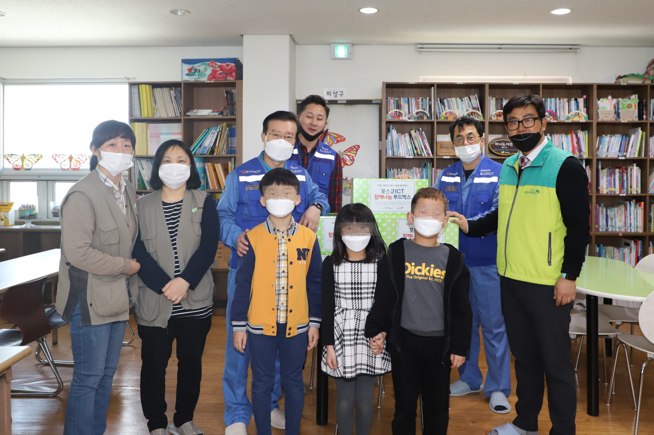 포스코ICT 직원들이 포항 본사에서 감사토큰으로 적립된 기금을 활용해 지역 결식아동들에게 푸드박스를 제작해 전달했다. [포스코ICT 제공]