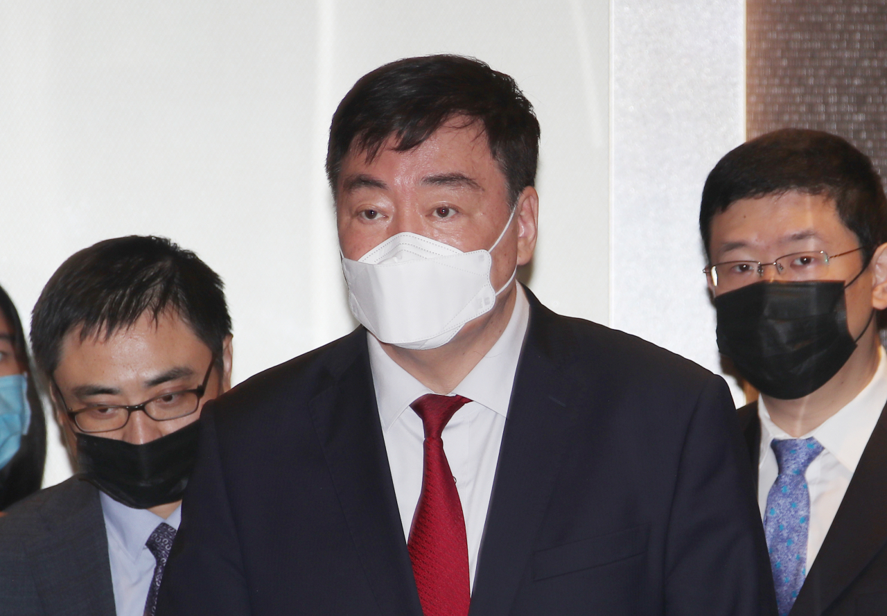 싱하이밍 주한 중국대사가 27일 오전 서울 종로구 도렴동 외교부를 방문한 뒤 청사를 떠나고 있다. [연합]