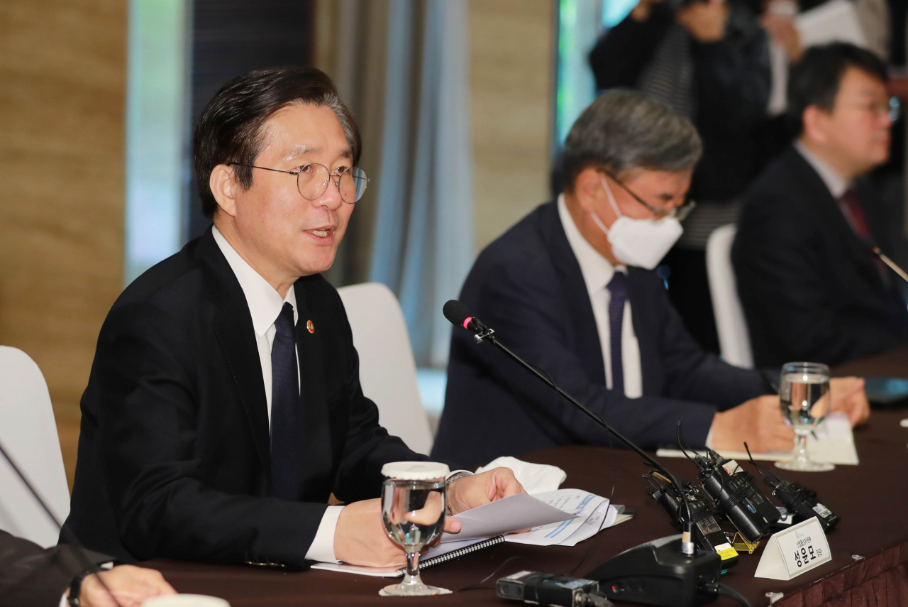 성윤모(왼쪽 첫번째) 산업통상자원부 장관이 27일 오전 서울 서초구 엘타워에서 열린 조선업계 관계자와의 간담회에서 모두발언을 하고 있다. ［산업통상자원부 제공］