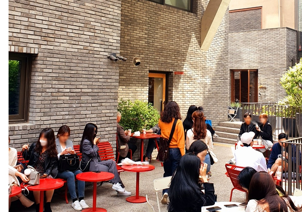 25일 서울 용산구 한남동 일대에 한 야외 카페에 시민들이 모여 있다. [사진=김빛나 기자]