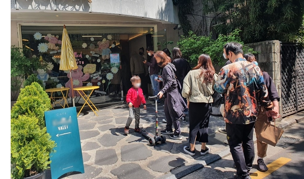 26일 서울 강남구 압구정 도산공원 근처 한 카페에서 사람들이 줄지어 서 있다. [사진=김빛나 기자]
