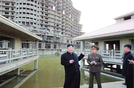 김정은 북한 국무위원장의 건강이상설이 불거진 가운데 북한 관영매체들은 27일 김 위원장이 원산갈마해안관광지구 건설 지원 근로자들에게 감사를 전했다고 보도했다. 북한이 작년 4월 공개한 원산갈마지구 모습. [헤럴드DB]
