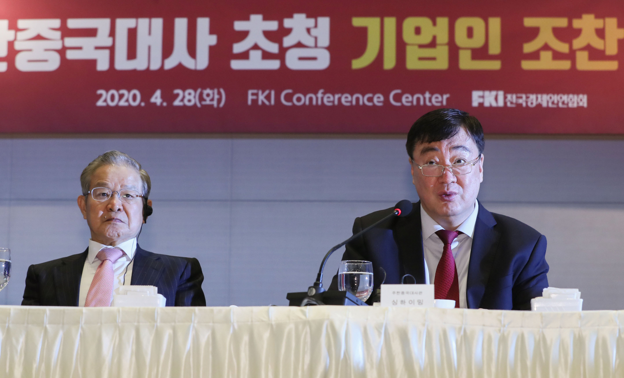 전국경제인연합회는 28일 전경련회관 컨퍼런스센터에서 대중(對中)사업을 하고 있는 회원사 관계자들이 참석한 가운데 '주한중국대사 초청 기업인 조찬간담회'를 개최했다. 싱하이밍 주한중국대사(오른쪽)가 기조연설을 하고 있다. 왼쪽은 권태신 전경련 부회장. [전경련 제공]