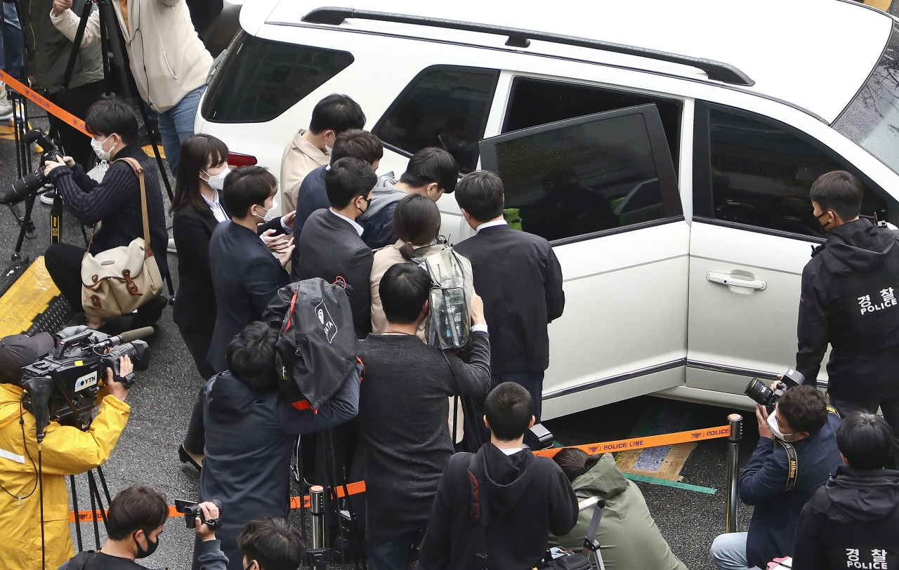 텔레그램 '박사방'에서 운영자 조주빈을 도와 대화방 운영 및 관리에 관여한 공범 '부따' 강훈이 지난 17일 서울 종로경찰서에서 검찰로 송치되고 있다.[연합]